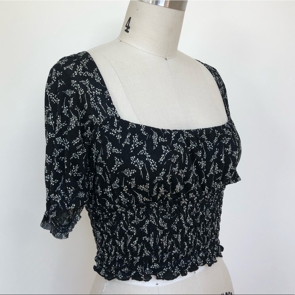 Urban Outfitters Tops - NWOT UO Puff Sleeve Crop Top